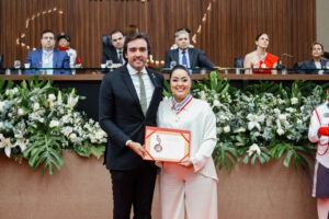 Deputado Thiago Abrahim homenageia prefeita de Maués com a Medalha da Ordem do Mérito Legislativo